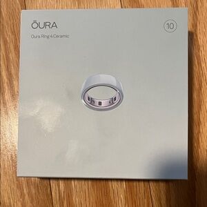 Oura Ring 4 in White Ceramic